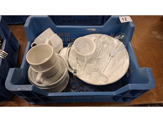 Kist porcelein en glazen - afbeelding 1 van  1