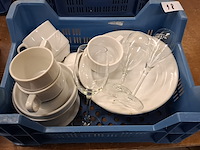 Kist porcelein en glazen - afbeelding 1 van  1