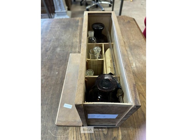 Kistje met wetenschappelijke chemieset - afbeelding 1 van  5