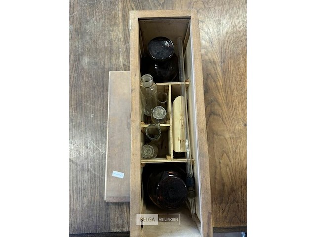 Kistje met wetenschappelijke chemieset - afbeelding 2 van  5