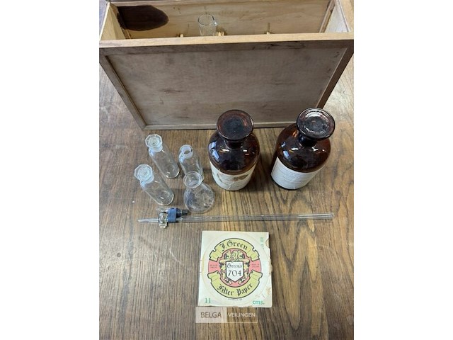 Kistje met wetenschappelijke chemieset - afbeelding 3 van  5