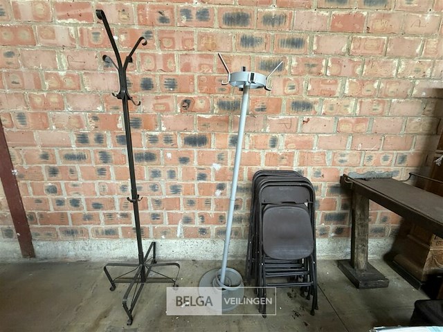 Klapstoelen (8x) + kapstokken (2x) - afbeelding 1 van  4