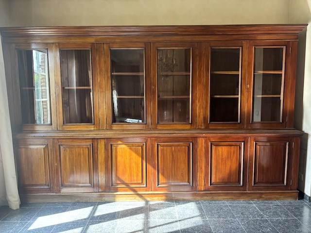 Klassiek engelse 6-deurs bibliotheekkast - afbeelding 1 van  3