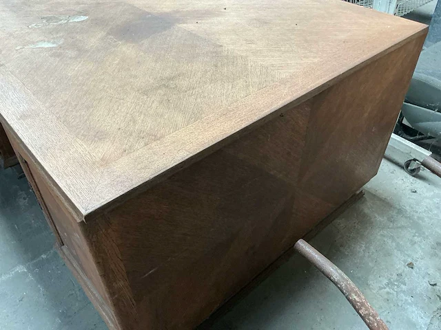 Klassiek houten directiebureau met 2 kastdeuren en opbergruimte - afbeelding 3 van  3