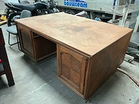Klassiek houten directiebureau met 2 kastdeuren en opbergruimte