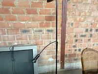 Klassieke 100 hz crt-televisie van loewe systems en staanlamp - afbeelding 2 van  7