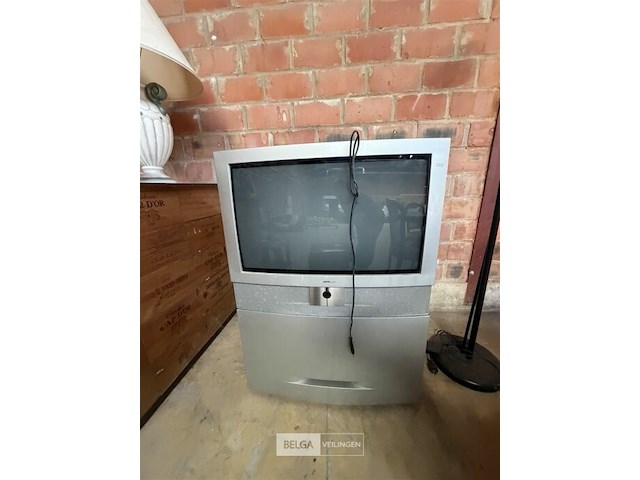 Klassieke 100 hz crt-televisie van loewe systems en staanlamp - afbeelding 3 van  7