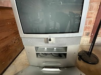 Klassieke 100 hz crt-televisie van loewe systems en staanlamp - afbeelding 5 van  7