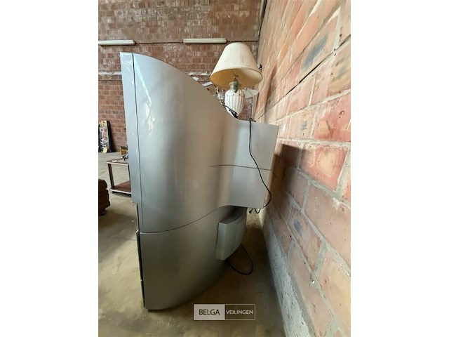 Klassieke 100 hz crt-televisie van loewe systems en staanlamp - afbeelding 6 van  7