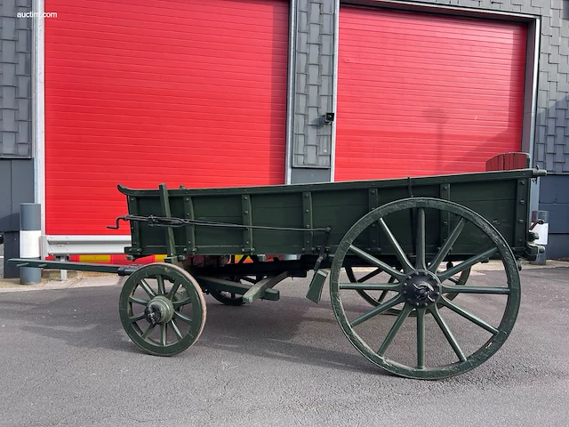 Klassieke antieke 4-wielige houten boerenwagen - afbeelding 1 van  8