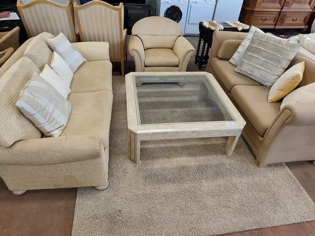 Klassieke beige salon met ruitjespatroon bestaande uit twee 2 zitten en twee clubzetels, salontafel in travertijn met glazen blad 110x110 cm - afbeelding 2 van  17
