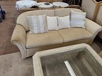 Klassieke beige salon met ruitjespatroon bestaande uit twee 2 zitten en twee clubzetels, salontafel in travertijn met glazen blad 110x110 cm - afbeelding 3 van  17