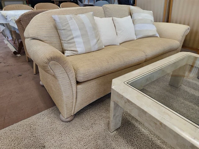 Klassieke beige salon met ruitjespatroon bestaande uit twee 2 zitten en twee clubzetels, salontafel in travertijn met glazen blad 110x110 cm - afbeelding 4 van  17