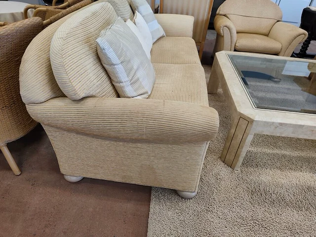 Klassieke beige salon met ruitjespatroon bestaande uit twee 2 zitten en twee clubzetels, salontafel in travertijn met glazen blad 110x110 cm - afbeelding 5 van  17