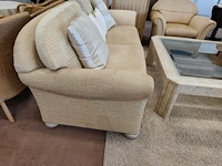 Klassieke beige salon met ruitjespatroon bestaande uit twee 2 zitten en twee clubzetels, salontafel in travertijn met glazen blad 110x110 cm - afbeelding 5 van  17