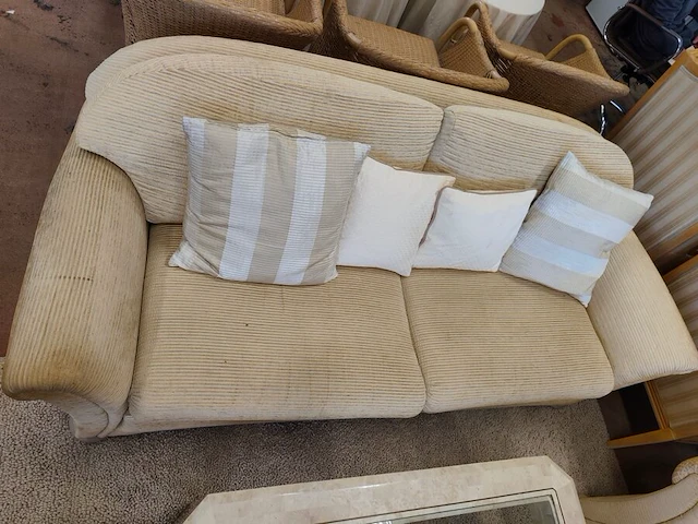 Klassieke beige salon met ruitjespatroon bestaande uit twee 2 zitten en twee clubzetels, salontafel in travertijn met glazen blad 110x110 cm - afbeelding 6 van  17
