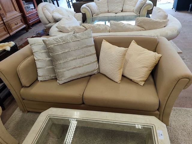 Klassieke beige salon met ruitjespatroon bestaande uit twee 2 zitten en twee clubzetels, salontafel in travertijn met glazen blad 110x110 cm - afbeelding 7 van  17