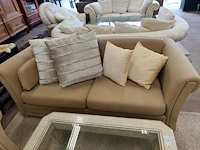 Klassieke beige salon met ruitjespatroon bestaande uit twee 2 zitten en twee clubzetels, salontafel in travertijn met glazen blad 110x110 cm - afbeelding 7 van  17