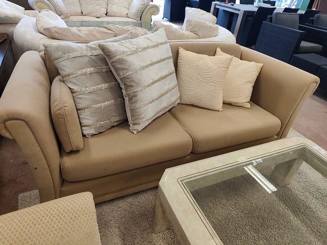 Klassieke beige salon met ruitjespatroon bestaande uit twee 2 zitten en twee clubzetels, salontafel in travertijn met glazen blad 110x110 cm - afbeelding 8 van  17