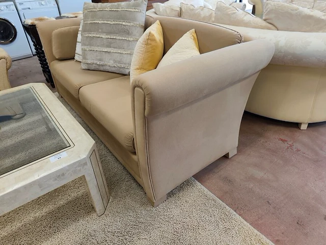 Klassieke beige salon met ruitjespatroon bestaande uit twee 2 zitten en twee clubzetels, salontafel in travertijn met glazen blad 110x110 cm - afbeelding 9 van  17