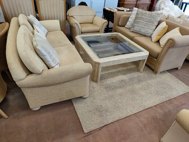 Klassieke beige salon met ruitjespatroon bestaande uit twee 2 zitten en twee clubzetels, salontafel in travertijn met glazen blad 110x110 cm - afbeelding 1 van  17