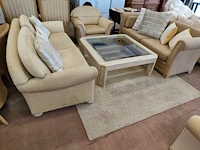 Klassieke beige salon met ruitjespatroon bestaande uit twee 2 zitten en twee clubzetels, salontafel in travertijn met glazen blad 110x110 cm