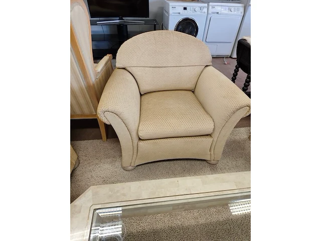 Klassieke beige salon met ruitjespatroon bestaande uit twee 2 zitten en twee clubzetels, salontafel in travertijn met glazen blad 110x110 cm - afbeelding 10 van  17