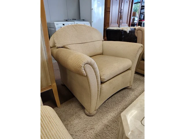 Klassieke beige salon met ruitjespatroon bestaande uit twee 2 zitten en twee clubzetels, salontafel in travertijn met glazen blad 110x110 cm - afbeelding 11 van  17