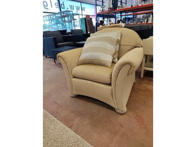 Klassieke beige salon met ruitjespatroon bestaande uit twee 2 zitten en twee clubzetels, salontafel in travertijn met glazen blad 110x110 cm - afbeelding 12 van  17