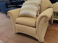 Klassieke beige salon met ruitjespatroon bestaande uit twee 2 zitten en twee clubzetels, salontafel in travertijn met glazen blad 110x110 cm - afbeelding 12 van  17