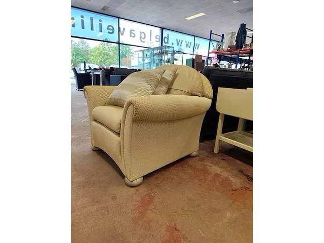 Klassieke beige salon met ruitjespatroon bestaande uit twee 2 zitten en twee clubzetels, salontafel in travertijn met glazen blad 110x110 cm - afbeelding 13 van  17