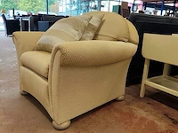 Klassieke beige salon met ruitjespatroon bestaande uit twee 2 zitten en twee clubzetels, salontafel in travertijn met glazen blad 110x110 cm - afbeelding 13 van  17