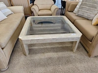 Klassieke beige salon met ruitjespatroon bestaande uit twee 2 zitten en twee clubzetels, salontafel in travertijn met glazen blad 110x110 cm - afbeelding 14 van  17