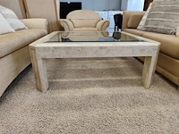 Klassieke beige salon met ruitjespatroon bestaande uit twee 2 zitten en twee clubzetels, salontafel in travertijn met glazen blad 110x110 cm - afbeelding 15 van  17