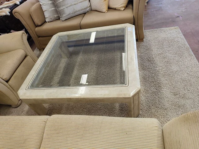 Klassieke beige salon met ruitjespatroon bestaande uit twee 2 zitten en twee clubzetels, salontafel in travertijn met glazen blad 110x110 cm - afbeelding 16 van  17