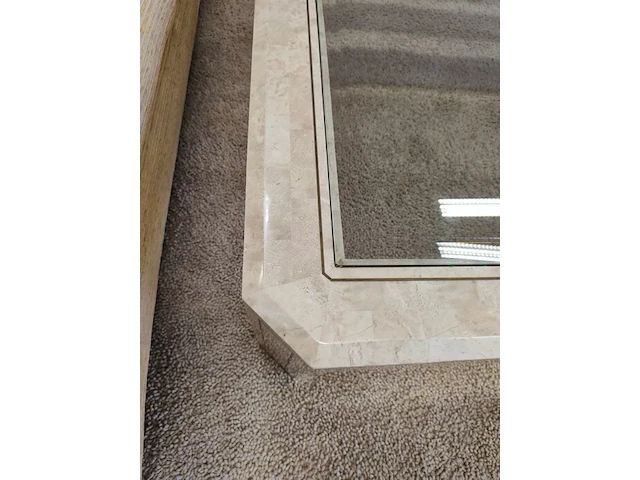 Klassieke beige salon met ruitjespatroon bestaande uit twee 2 zitten en twee clubzetels, salontafel in travertijn met glazen blad 110x110 cm - afbeelding 17 van  17