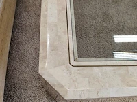 Klassieke beige salon met ruitjespatroon bestaande uit twee 2 zitten en twee clubzetels, salontafel in travertijn met glazen blad 110x110 cm - afbeelding 17 van  17
