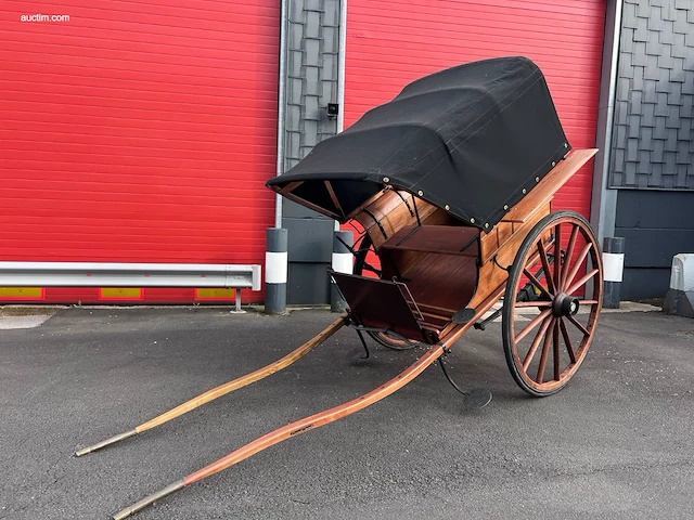 Klassieke houten tweewielige paardenkoets met... - afbeelding 1 van  6