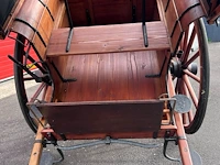 Klassieke houten tweewielige paardenkoets met... - afbeelding 3 van  6