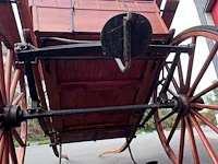 Klassieke houten tweewielige paardenkoets met... - afbeelding 6 van  6