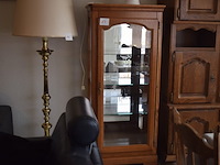 Klassieke houten vitrine kast met gebogen glas en spiegelwand