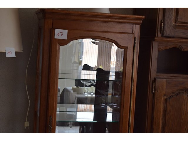 Klassieke houten vitrine kast met gebogen glas en spiegelwand - afbeelding 2 van  3
