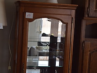 Klassieke houten vitrine kast met gebogen glas en spiegelwand - afbeelding 2 van  3