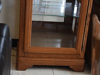Klassieke houten vitrine kast met gebogen glas en spiegelwand - afbeelding 3 van  3