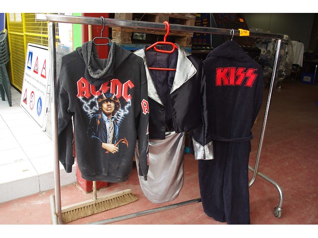 Kledij ac/dc en kiss - afbeelding 1 van  2