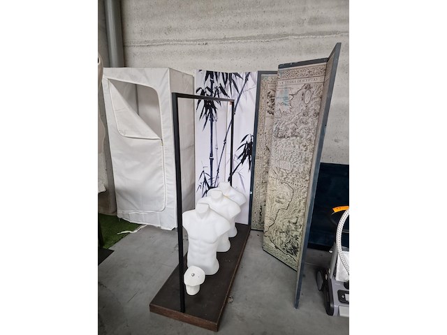 Kledijkast, rek, bustes, paravents - afbeelding 1 van  6