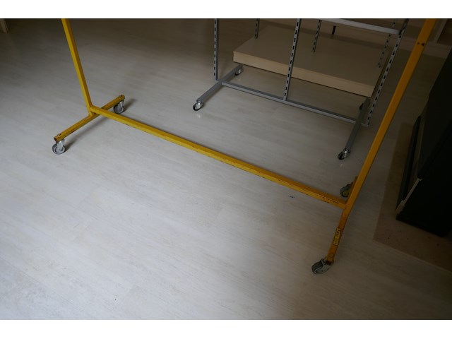 Kledijrek gele kleur - afbeelding 3 van  3