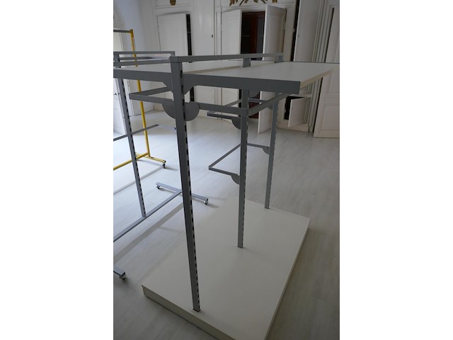 Kledijrek met legbord - afbeelding 3 van  3