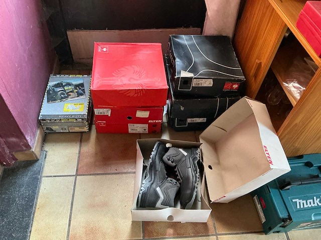Kleding, schoenen, accessoires (8x) - afbeelding 1 van  5