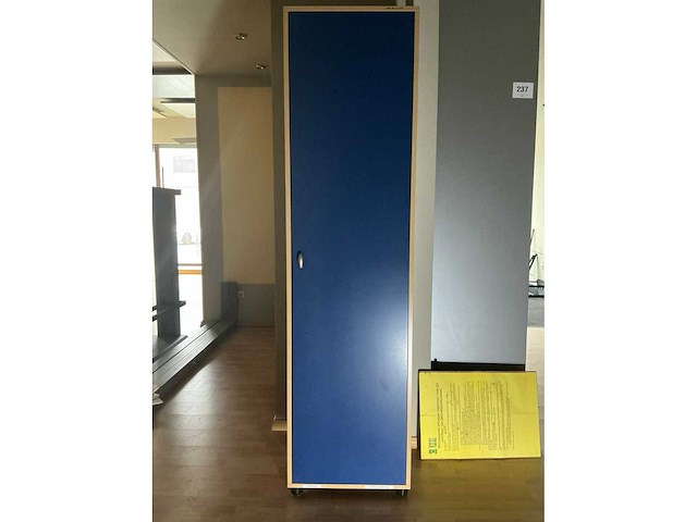 Kledingkast - afbeelding 1 van  3